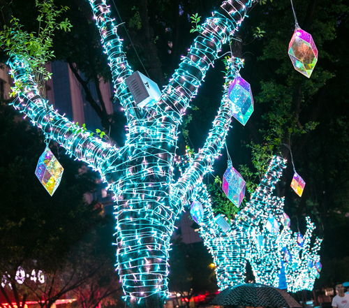 光影交錯中的清涼夏夜 夏季夜經濟與氛圍投影燈點亮城市夜景